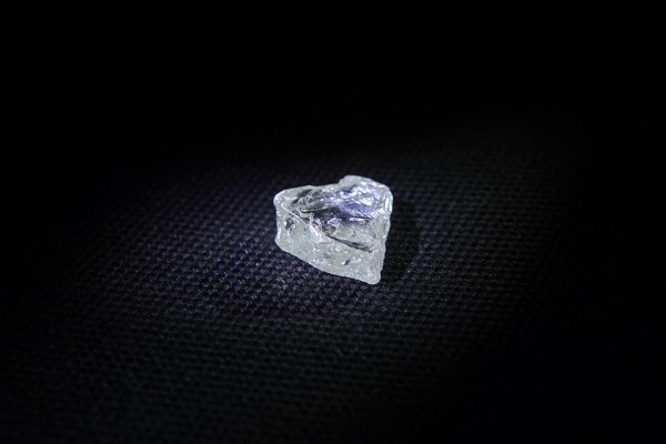 Hallan en Rusia diamante en forma de corazón
