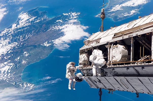 Astronautas de EU protagonizarán la primera caminata espacial de dos mujeres