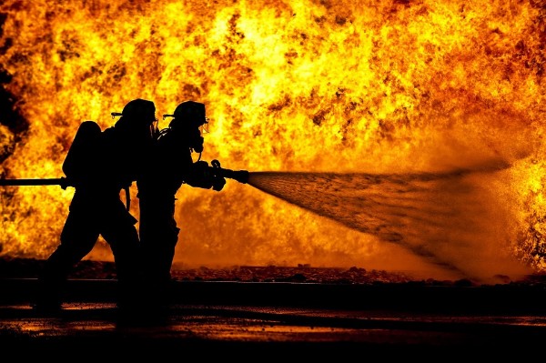 Salta del quinto piso de un hospital en Tijuana para salvarse de un incendio (video)