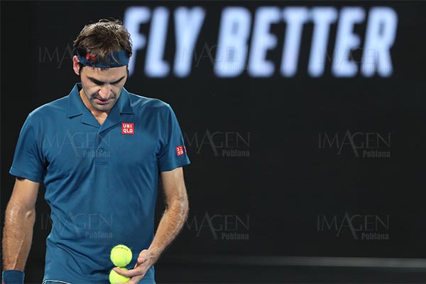 Roger Federer da un paso hacia la conquista de su título 100