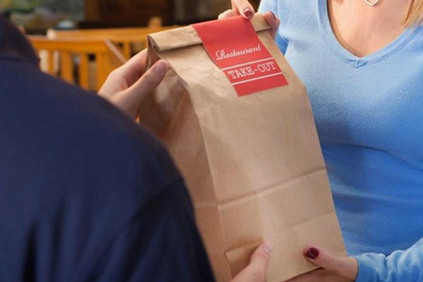 Por recibir poca propina, repartidor metió sus testículos en la comida