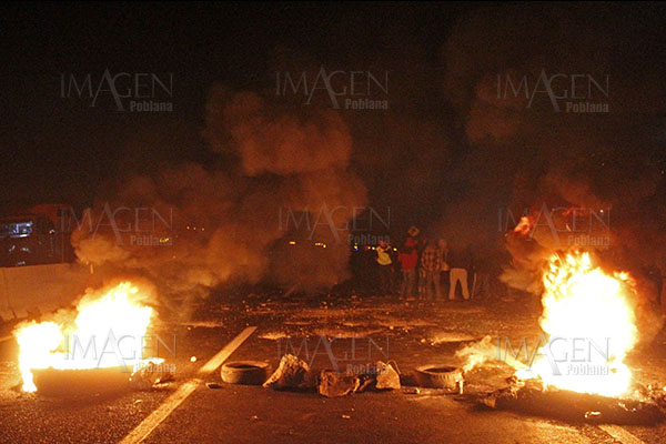Pobladores bloquean la México-Puebla tras operativo de la Marina