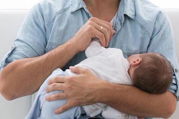 España aprueba permisos de paternidad igual a los de maternidad