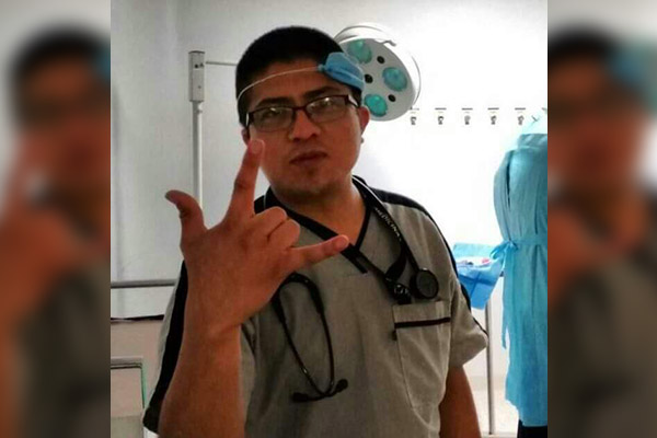 Médico apuñala e intenta atropellar a su expareja