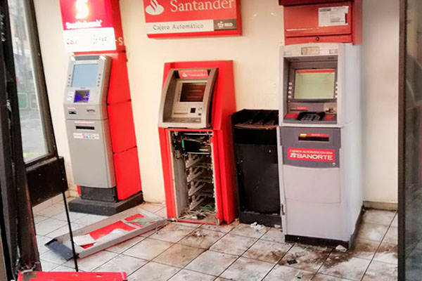 Grupo armado somete a guardias de seguridad y vacía un cajero de Santander
