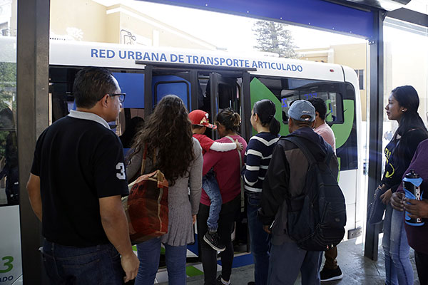 Chofer de RUTA frena para no atropellar a peatón, pero lesiona a 5 pasajeros