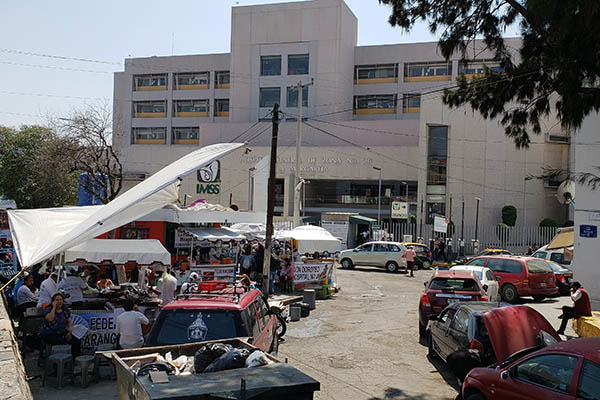 Ambulantes y pacientes abarrotan IMSS La Margarita