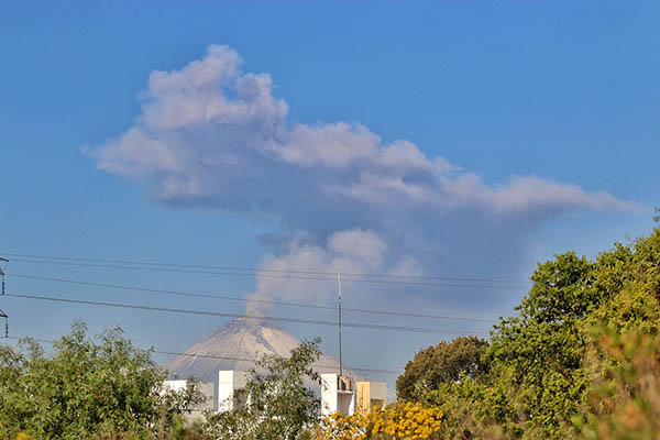 Ocurre explosión en el Popocatépetl con columna de ceniza de 1.2 kilómetros