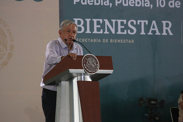 AMLO en Puebla, entre el respaldo y algunas protestas