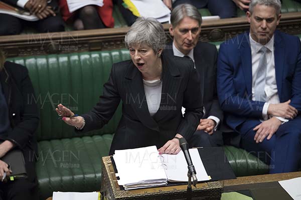 Theresa May se compromete a dimitir si se ratifica su plan del Brexit