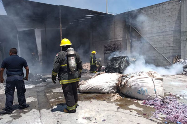 Bomberos sofocaron incendio de bodega en la colonia El Salvador