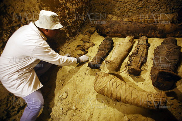 Hallan en Egipto una sepultura con siete momias