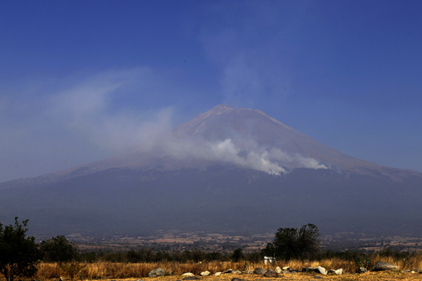 Popocatépetl amaneció con exhalación de vapor de agua y gases