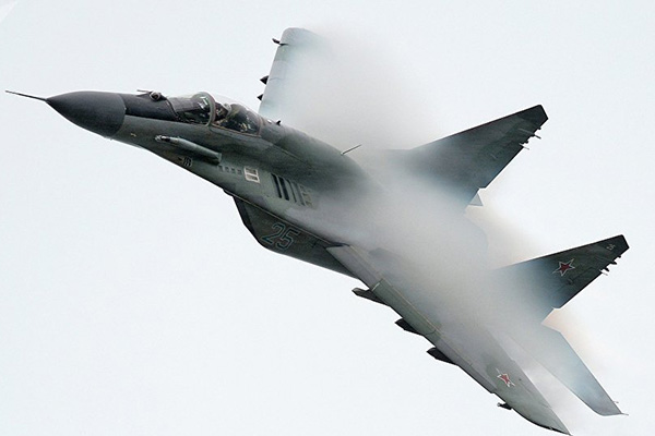 Piloto de caza indio MiG-27 eyecta a tiempo antes del choque del avión