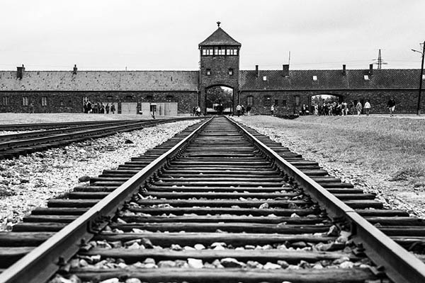 Sorprenden a turista de EU cuando intentaba robar en Auschwitz