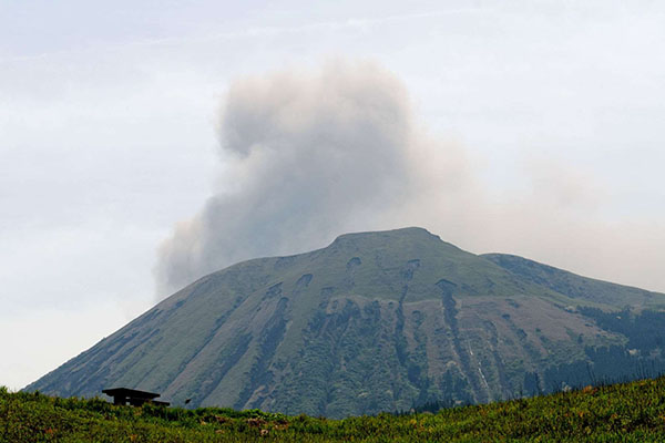 Volcán en Japón entra en erupción a 130 kilómetros de una central nuclear