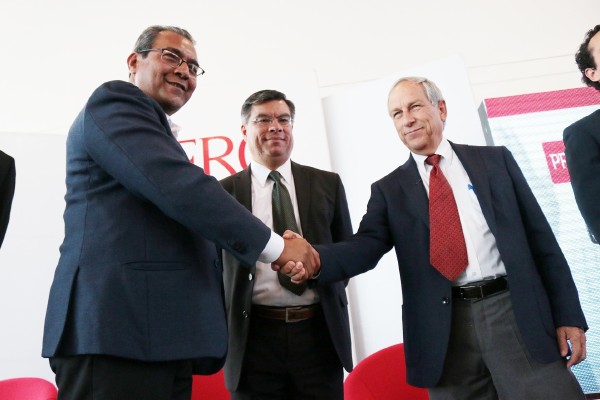 Merino y Cárdenas presentan propuestas a universitarios