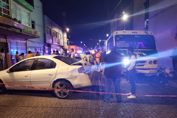 7 heridos deja choque múltiple entre patrulla, microbús y un particular