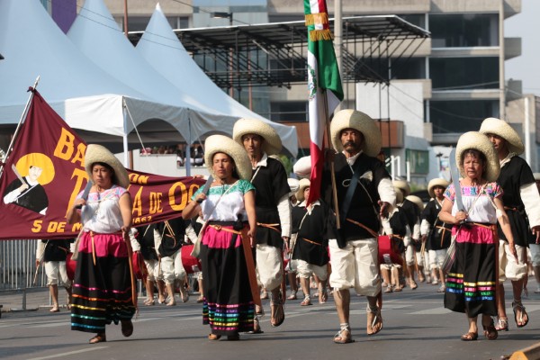 Puebla vive fiesta por Desfile del 5 de Mayo