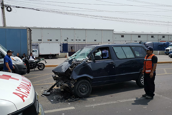 Camioneta sin frenos choca contra una nodriza en el Periférico