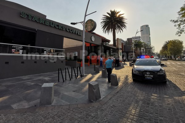 Mujer herida por balacera en el Starbucks de la Juárez