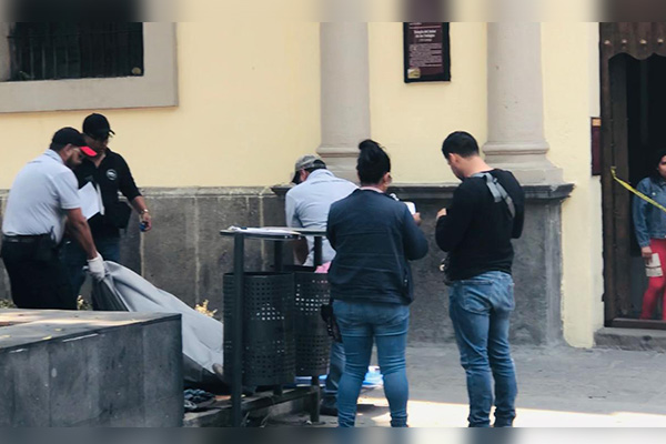 Muere indigente en jardinera de un parque