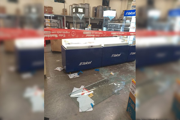 Cuatro sujetos asaltan violentamente sucursal de Elektra en Castillotla
