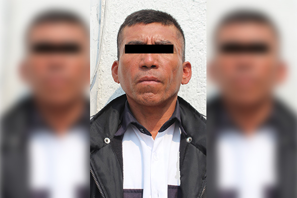 Cámaras de seguridad captan a guardia de un negocio robando la caja fuerte