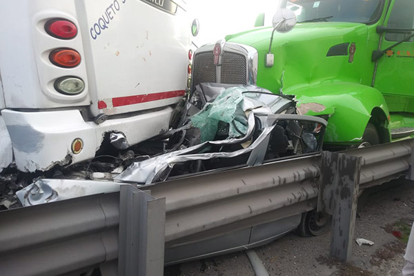 Conductor se salva milagrosamente tras quedar prensado en carambola