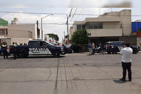 Ladrón se da a la fuga tras chocar el auto que robaba