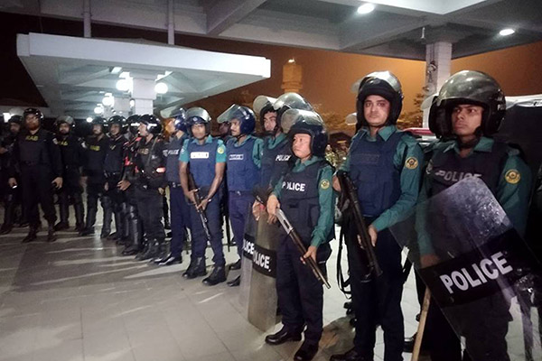 Imputadas 16 personas en Bangladesh por quemar a joven tras denunciar acoso sexual