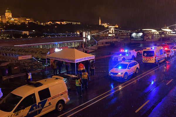 Naufraga barco turístico en Budapest, hay tres muertos y 16 desaparecidos