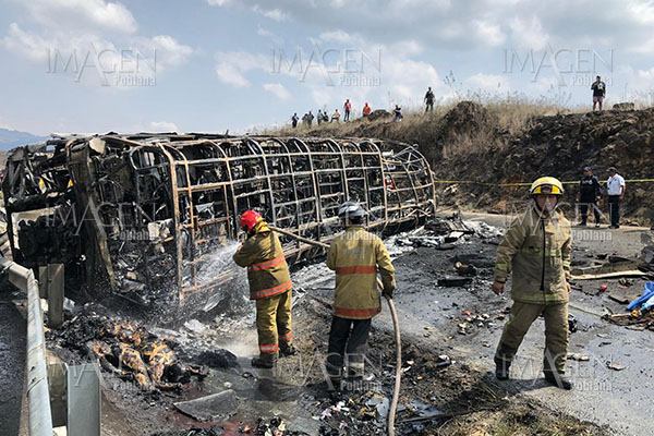 Confirman 21 muertos por choque e incendio de autobús en Veracruz