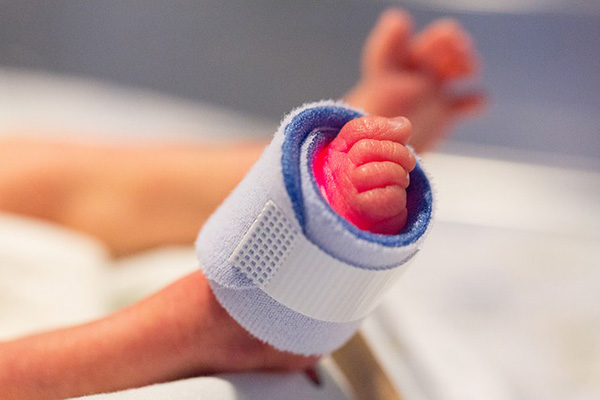 La bebé prematura más pequeña del mundo recibe el alta médica en EU