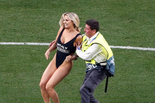 Esta es la razón por la que una modelo interrumpió la final de la “Champions”