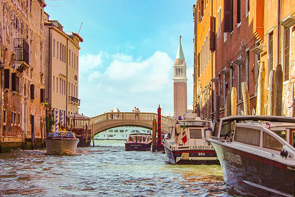 Un crucero choca contra barco turístico en Venecia