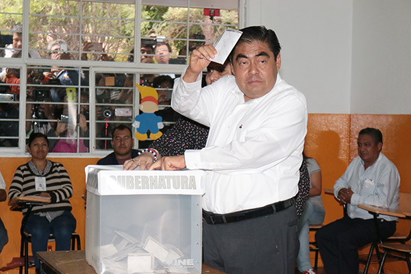 Acude Miguel Barbosa a votar en Tehuacán; prevé judicialización de la elección