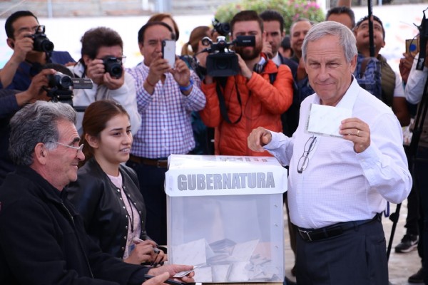 Emite Cárdenas su voto y espera una elección limpia
