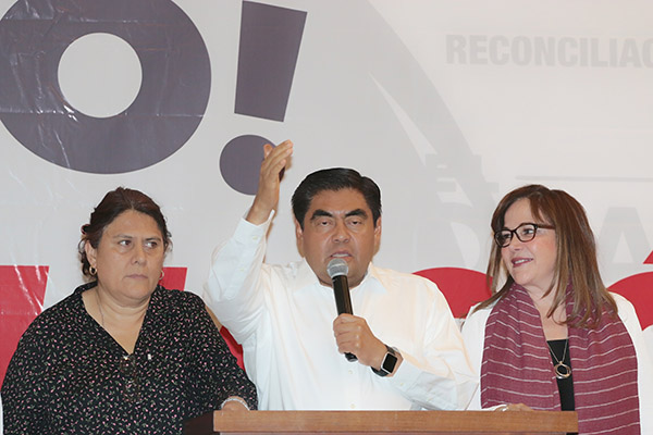 Gana Miguel Barbosa la gubernatura con ventaja cómoda; dedica su triunfo a AMLO y la 4T
