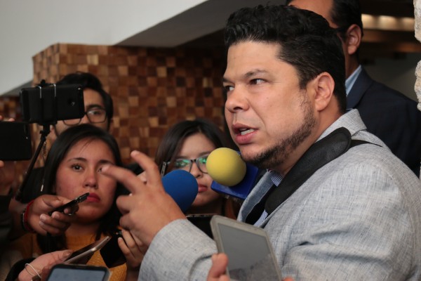 Exige Biestro a Esponda disculpas por agredir a mujer que lo grababa