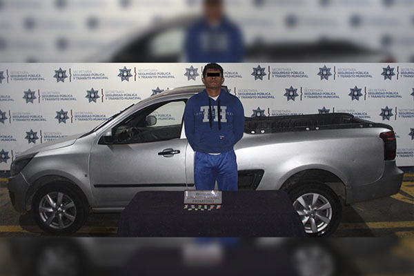 Orinaba en la vía pública y también cargaba droga