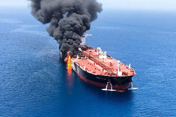 Un video capta el incendio de petrolero atacado en el golfo de Omán