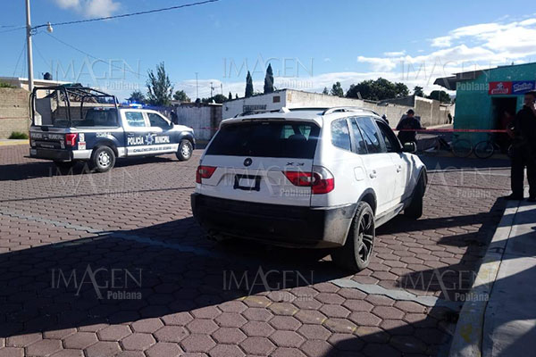 Hallan cadáver en una camioneta BMW y frente a una iglesia