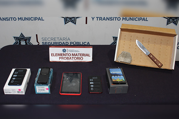 Con cuchillo en mano, dos menores asaltan negocio de celulares; ya están detenidos