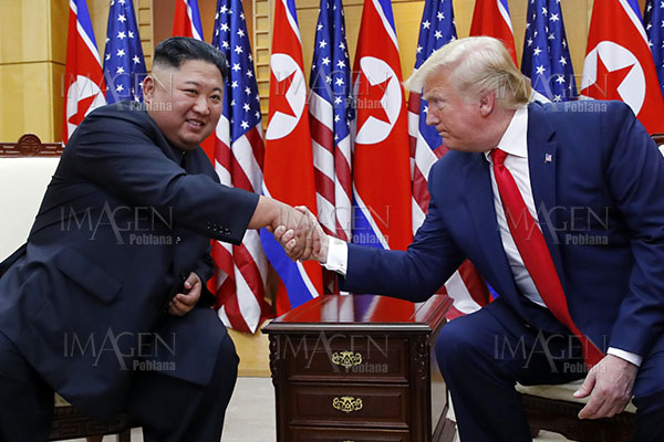 Trump y Kim Jong Un se reúnen y se dan la mano en Panmunjom