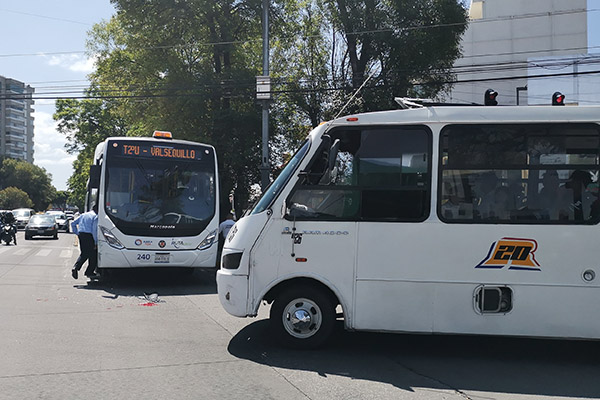 Dos menores lesionadas tras choque de RUTA en el bulevar 5 de Mayo