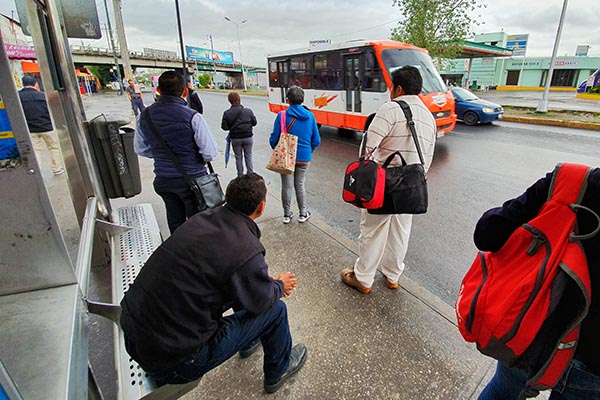 Paro de transporte público se mantiene a medias