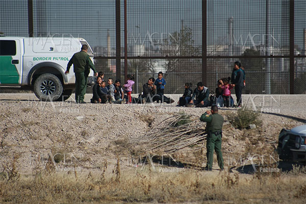 Agentes fronterizos de EU se burlan en Facebook de muerte de migrantes