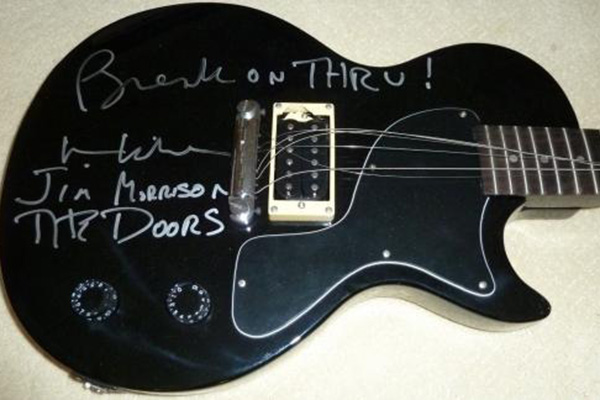 Guitarra autografiada por Jim Morrison se subastará en Rusia