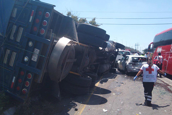 Aparatoso choque en la Puebla-Orizaba deja al menos diez heridos